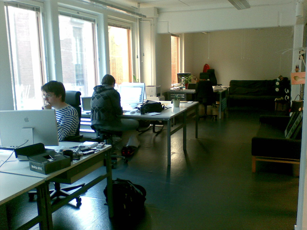 biurko z ergonomicznym krzesłem i monitorem